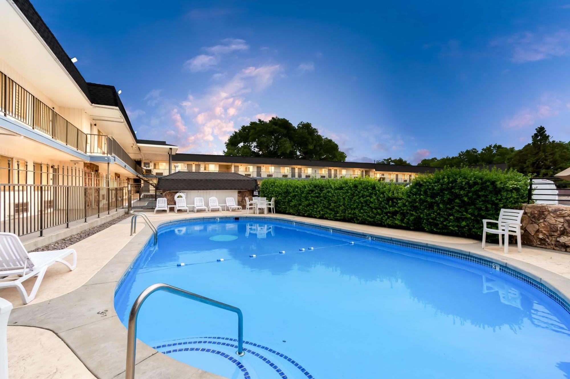 Surestay Plus Hotel By Best Western スーザンビル エクステリア 写真