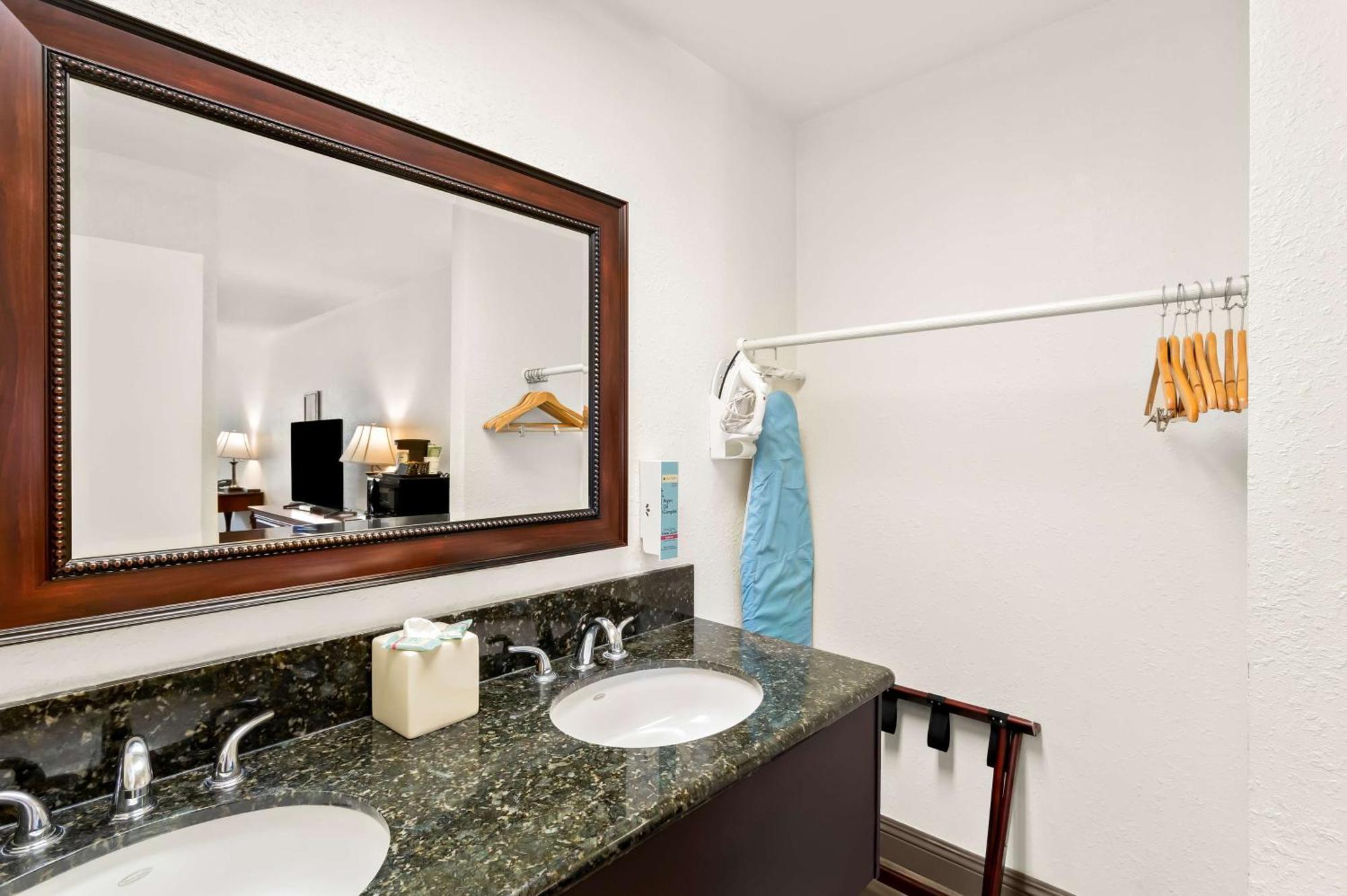 Surestay Plus Hotel By Best Western スーザンビル エクステリア 写真